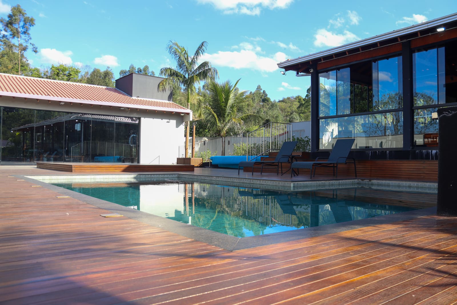 Piscina e salão envidraçado