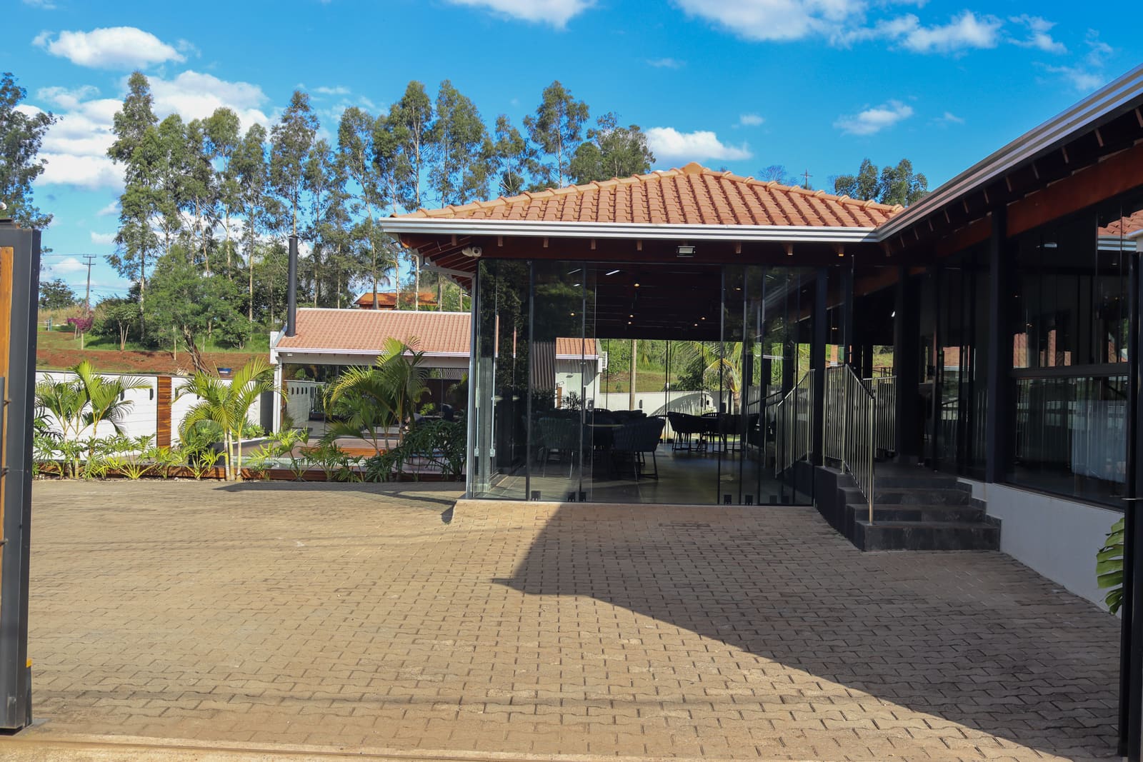 Fachada e pátio