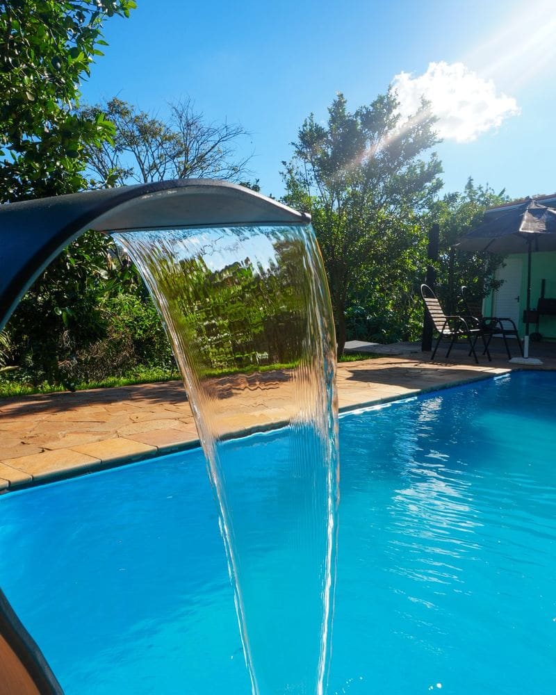 Piscina com cascata