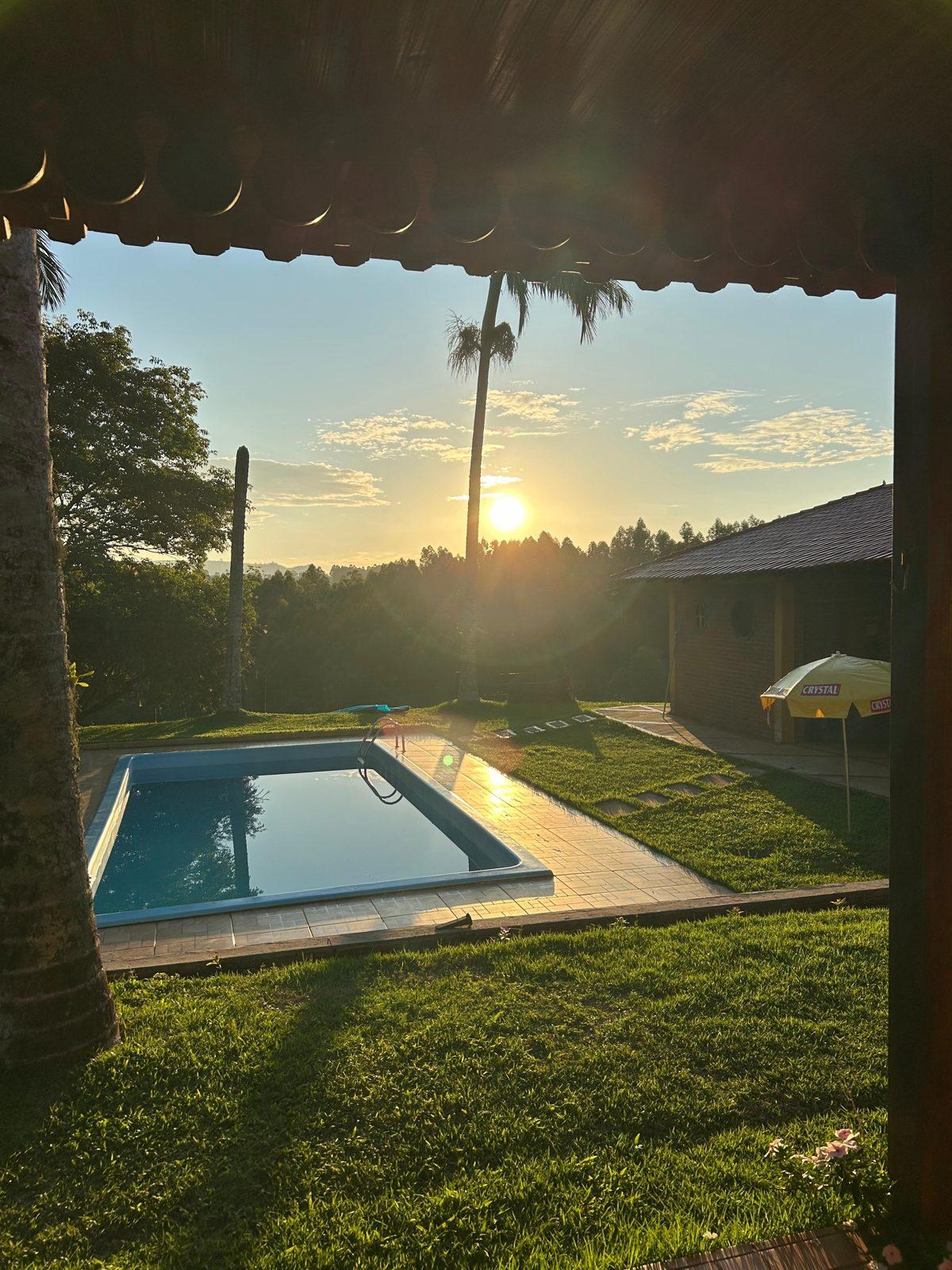 Piscina do Sítio Paraíso ao pôr do sol, em Tamarana