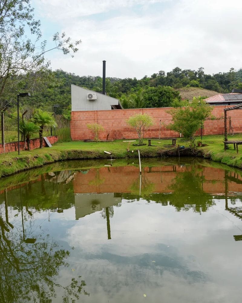Lago e área verde