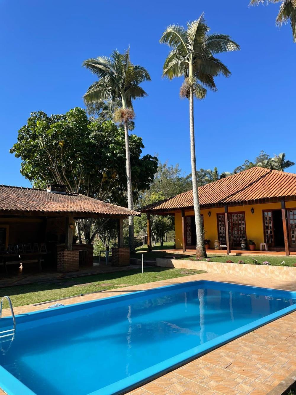 Sítio Paraíso: piscina e casa