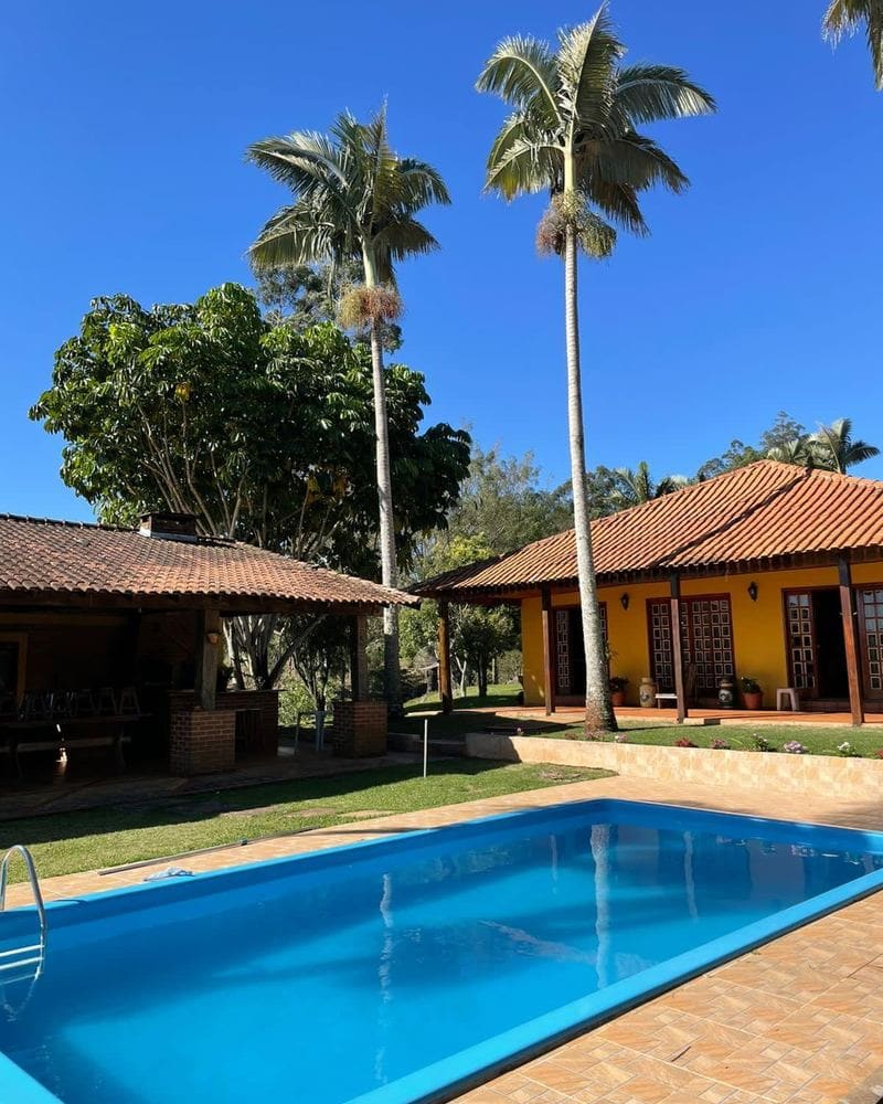 Piscina aquecida e casa ampla
