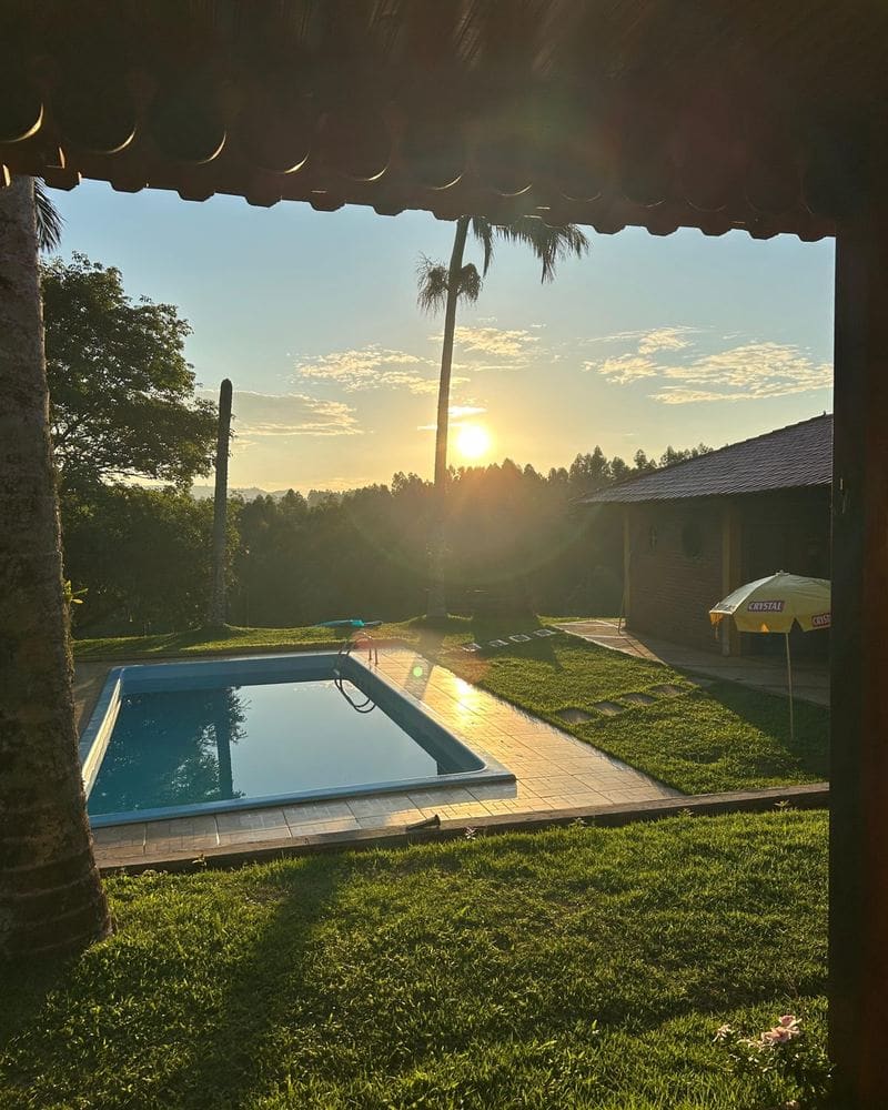 Pôr do sol na piscina